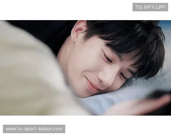 王安宇球场抱狗照曝光，休息时逗弄小狗引关注